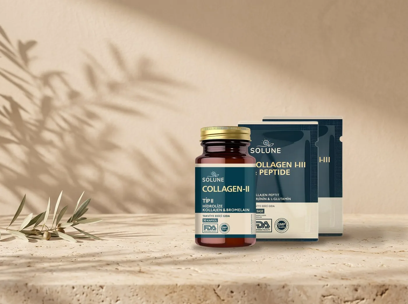 Traverten masa üzerinde Solune Kolajen-II & Bromelain şişesi ve Kolajen I-III & Peptit saşeleri